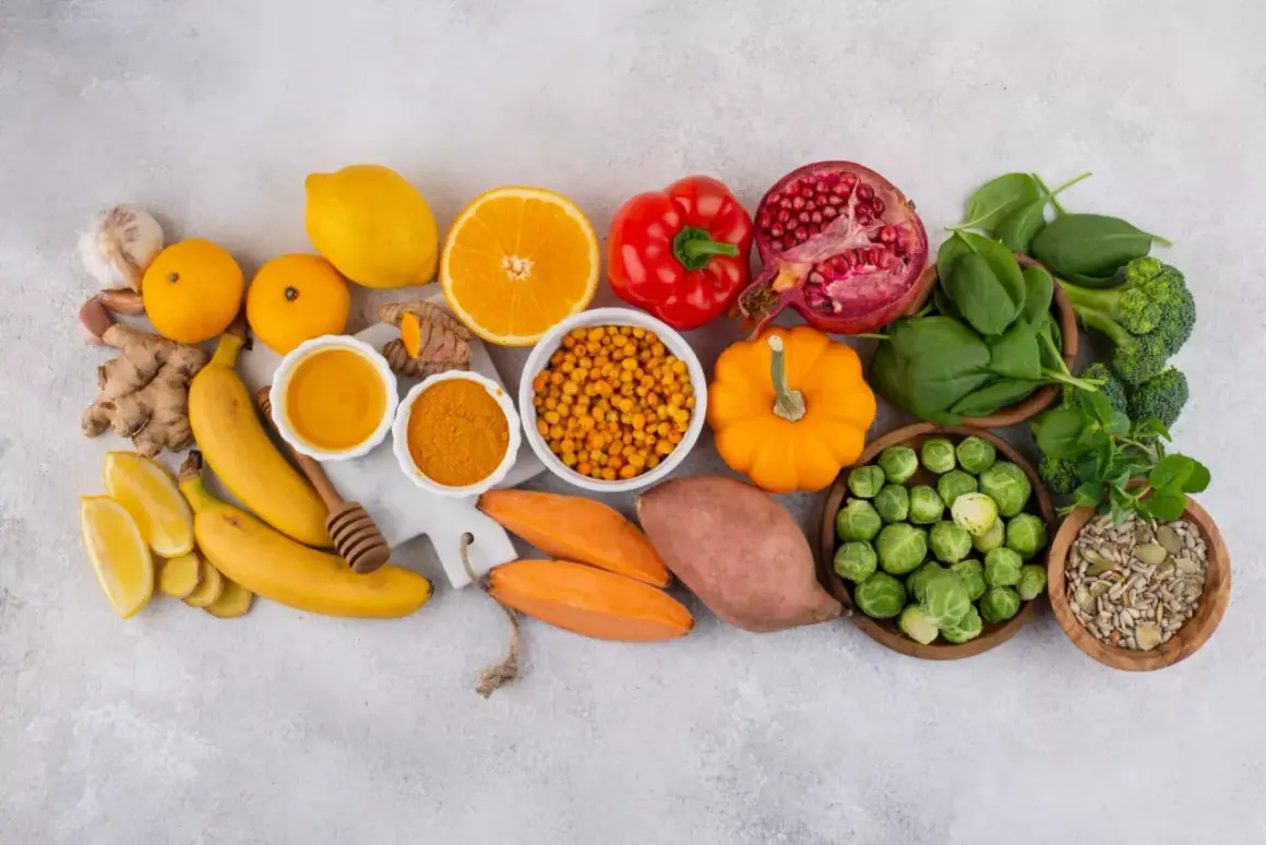 Owoce i warzywa bogate w witaminy i **makroelementy**: cytryny, pomarańcze, banany, imbir, czosnek, dynia, papryka, granat, brokuły, szpinak, brukselka, bataty, marchewki, rokitnik, miód, kurkuma.