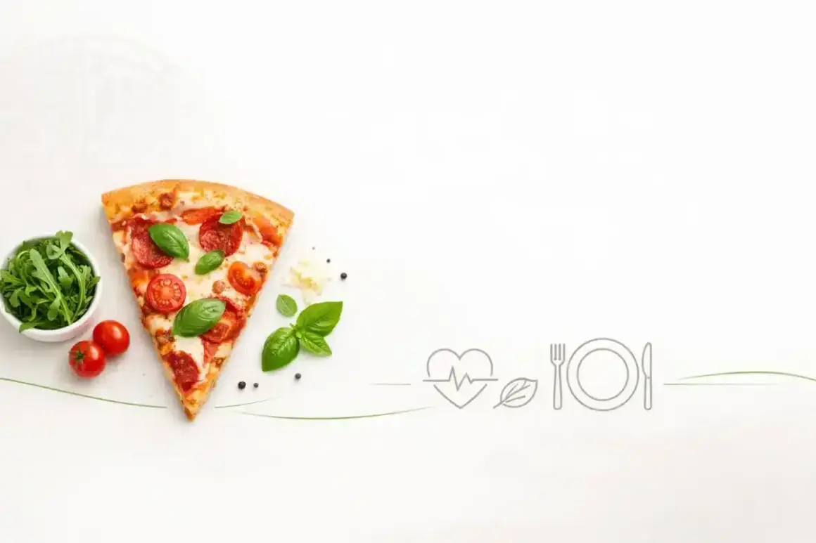 Kawałek pizzy z pomidorami i bazylią, obok rukola i ser. Czy pizza jest zdrowa? Ikony serca, liścia i sztućców sugerują zdrowy wybór.