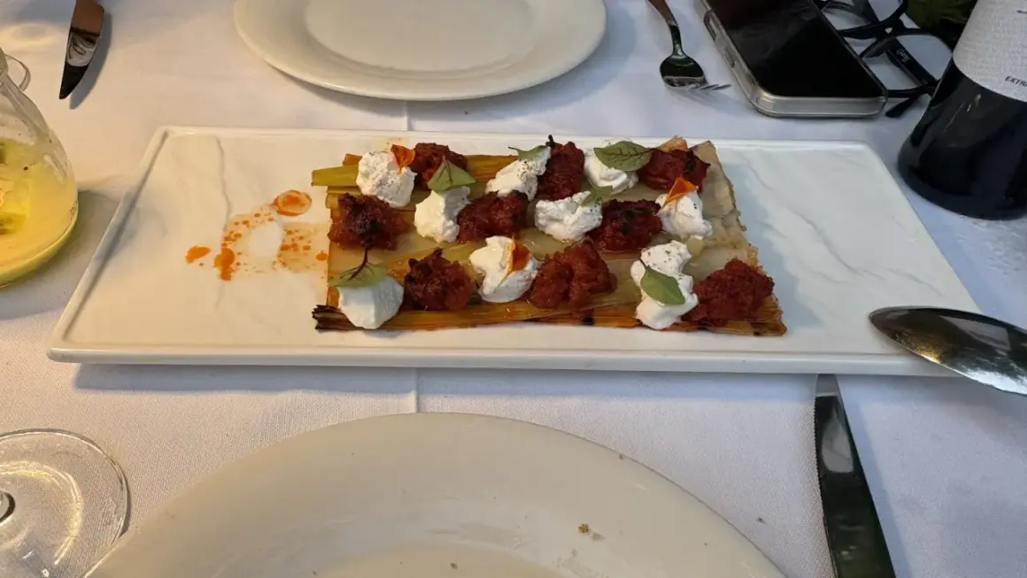 Deliciosa tarta de puerros con queso de cabra y tomate seco, ideal para saber donde comer en Cabo de Gata.