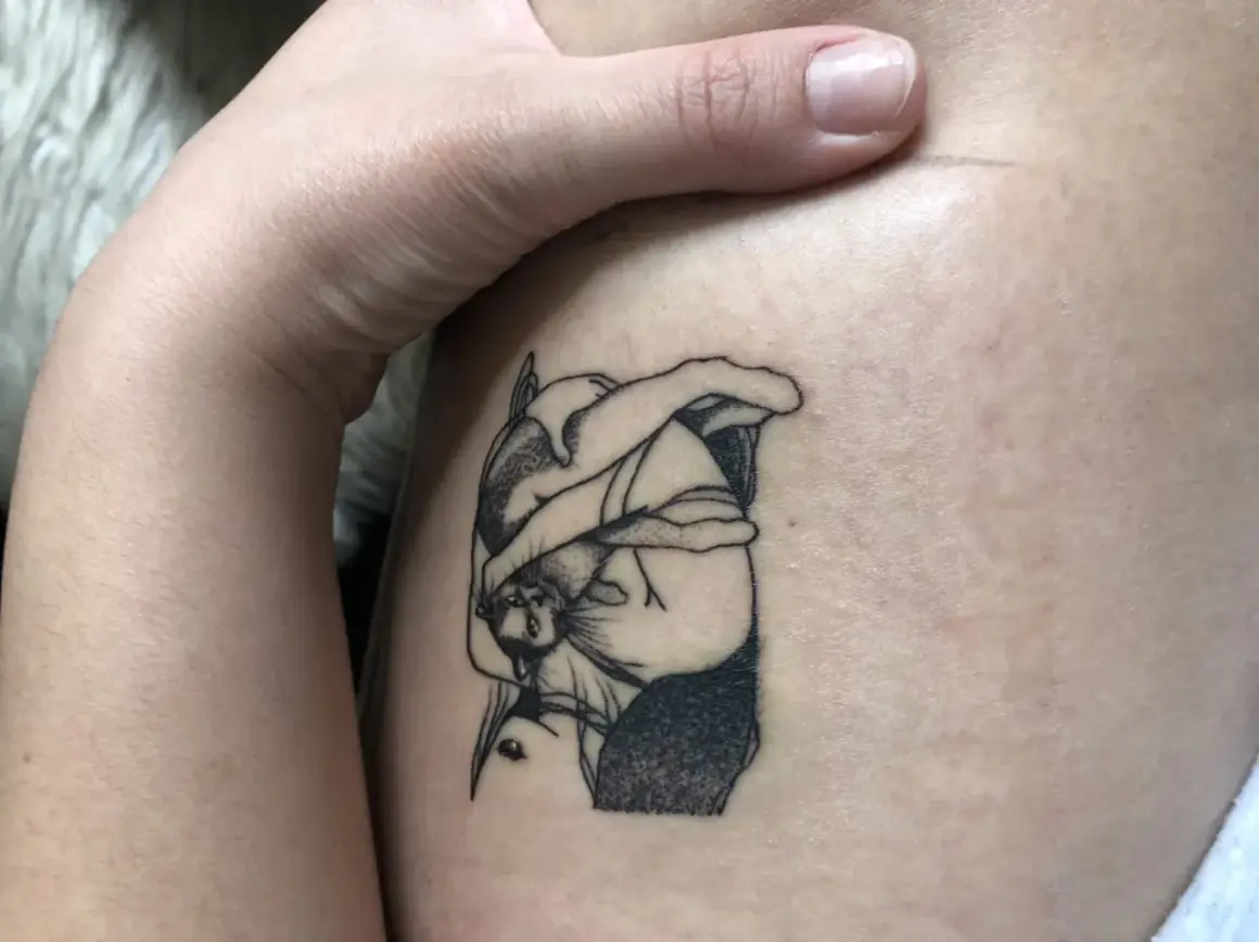 Ein neues silberhaut tattoo, vorher nachher: eine Frau mit bedecktem Gesicht, die weint.