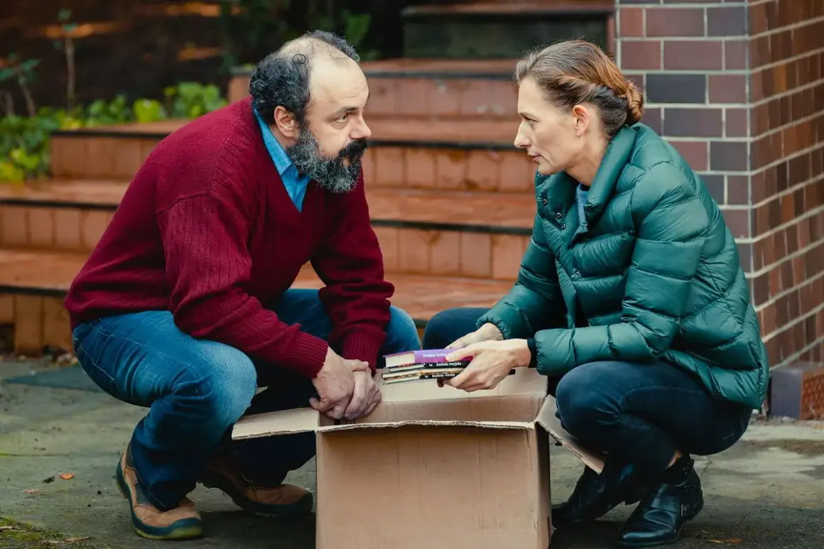 Para z kartonem książek, jakby przygotowywali się do przeprowadzki. Scena z filmu "Czarna owca".