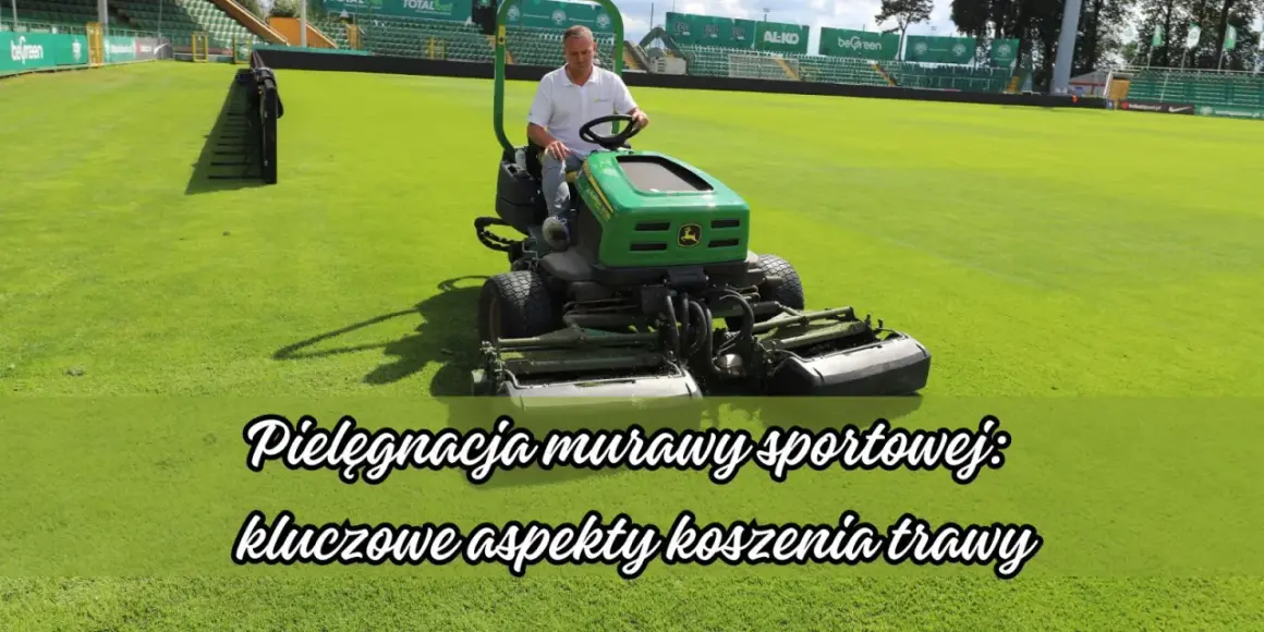 Mężczyzna na zielonej kosiarki jeździ po boisku sportowym.