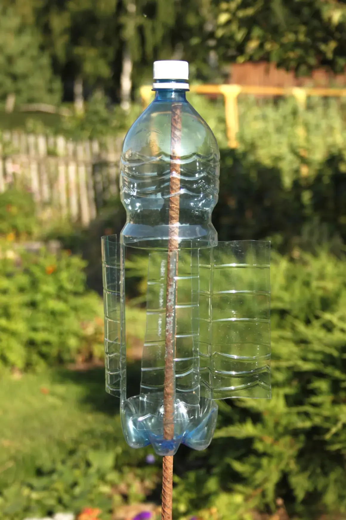 7 kreatywnych pomysłów na wykorzystanie butelek plastikowych w ogrodzie