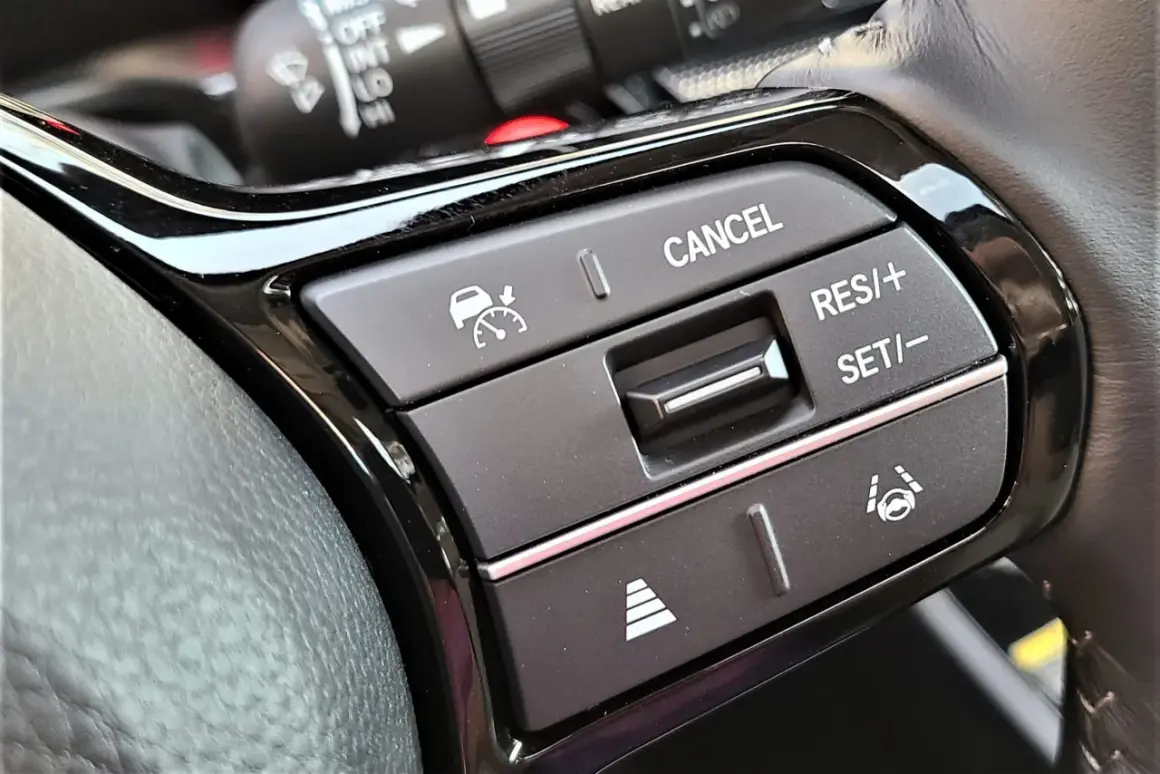Czym jest cruise control w samochodzie i jak działa? Poznaj korzyści i rodzaje tempomatu