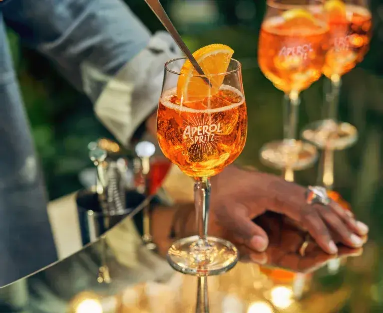 Jak zrobić drink Aperol: prosty przepis na idealny Aperol Spritz
