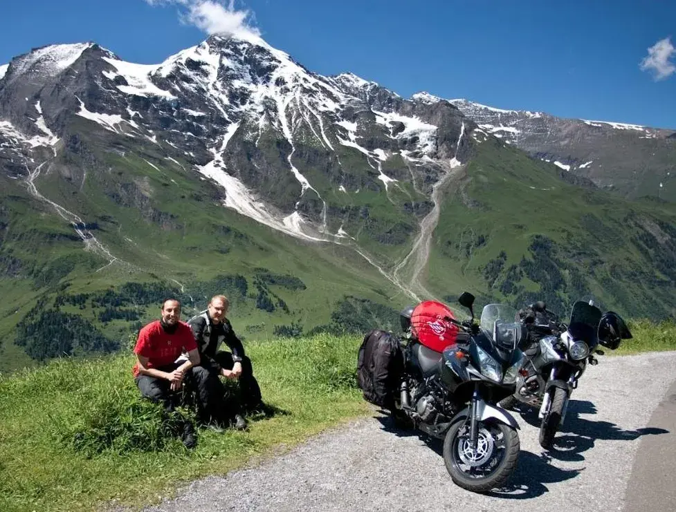 Najlepsze trasy motocyklowe w Alpach: malownicze szlaki i praktyczne porady dla motocyklistów