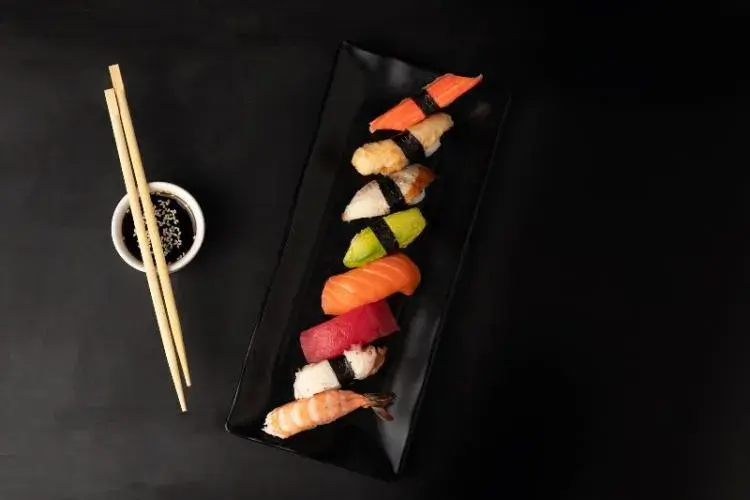 Kto wymyślił sushi? Odkryj zaskakującą historię tej potrawy