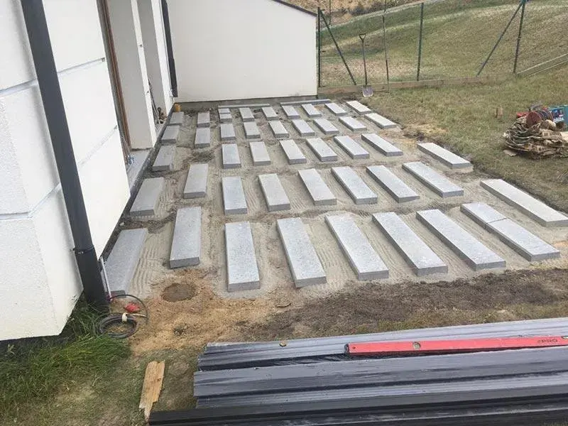 Z czego taras na trawie - najlepsze materiały i etapy budowy krok po kroku