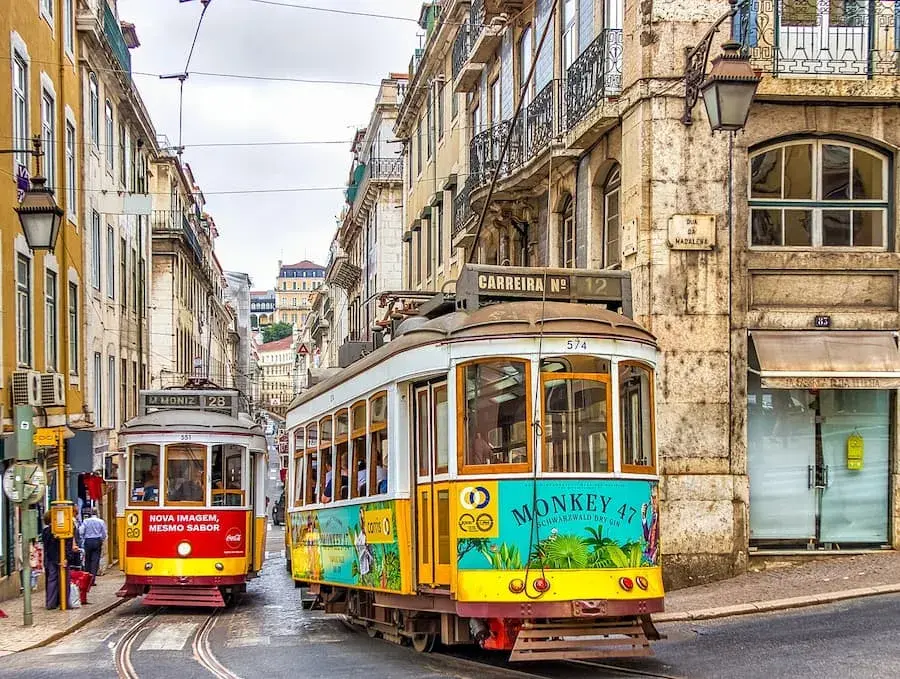Ile trwa lot z Warszawy do Portugalii? Zaskakujące fakty o czasie podróży