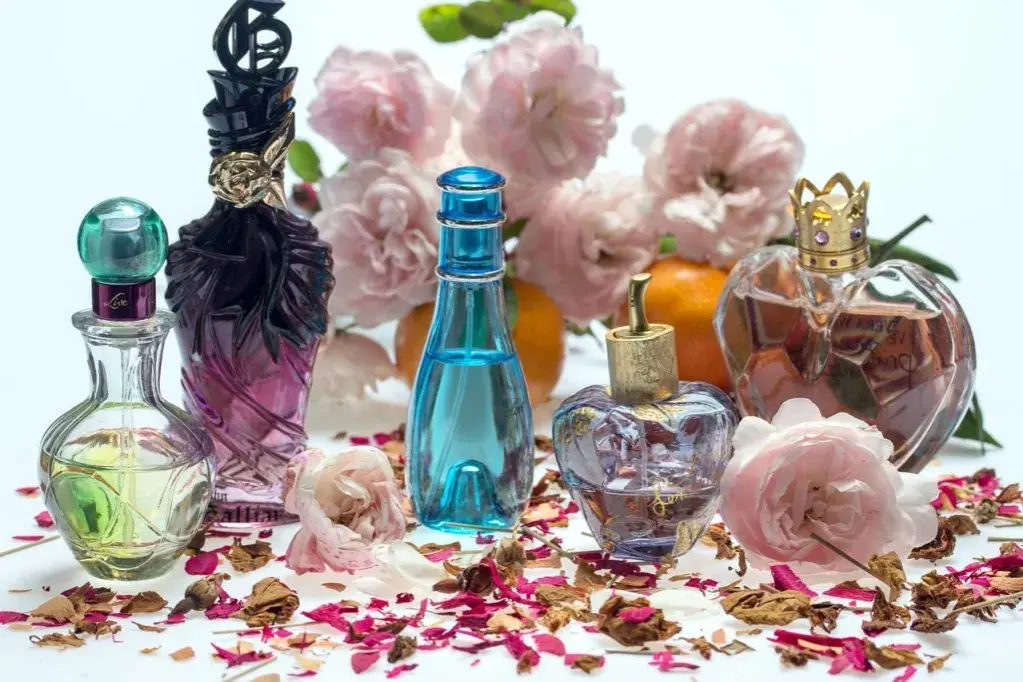 Jak wybrać perfumy damskie? 8 kluczowych porad dla kobiet