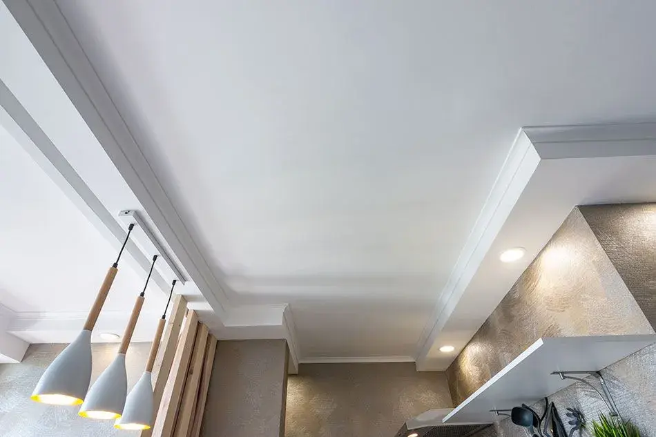 Jaki sufit w salonie wybrać? Inspiracje i praktyczne porady na każdą okazję