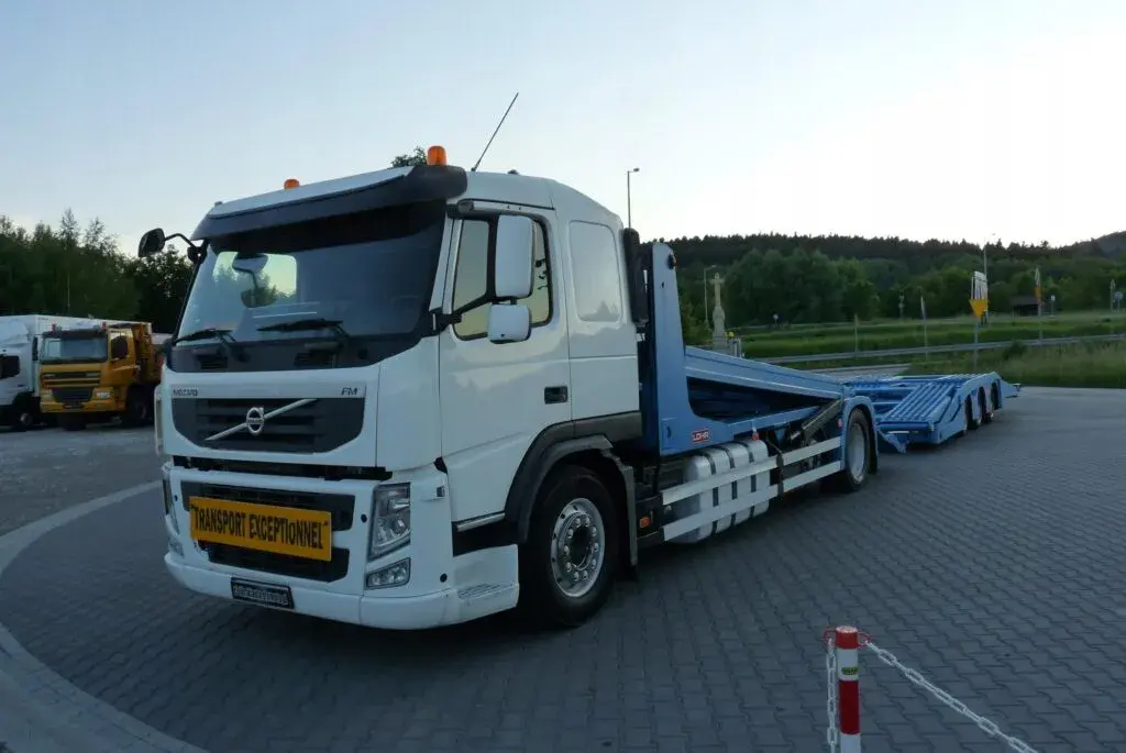 Ile można jechać z lawetą na autostradzie? Przepisy i kary za przekroczenie prędkości