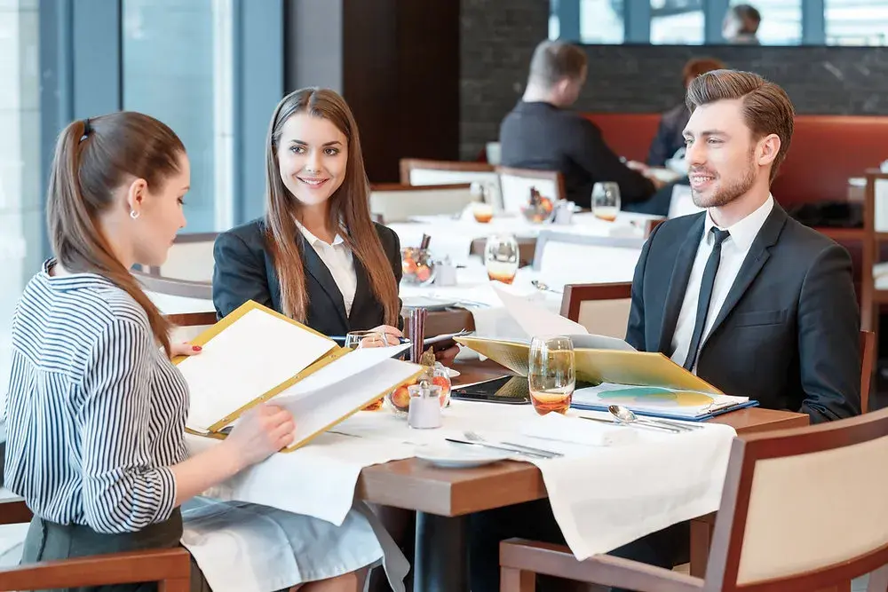 Jak się ubrać do restauracji na obiad, by nie popełnić faux pas