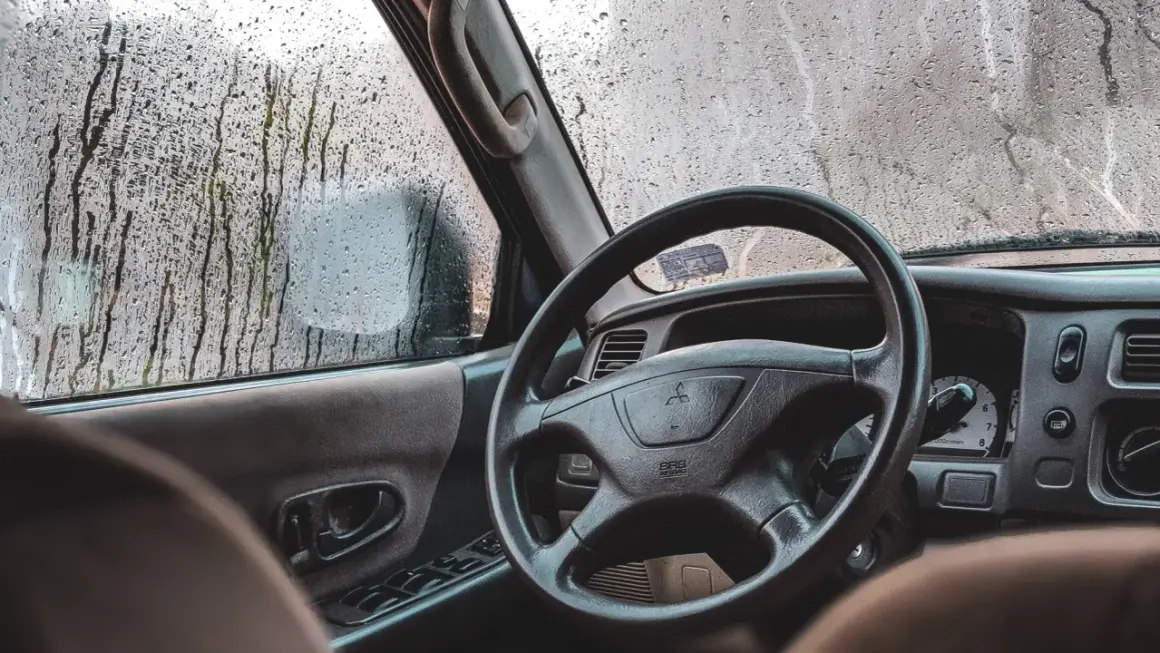Dlaczego parują szyby w samochodzie i jak temu skutecznie zapobiec?