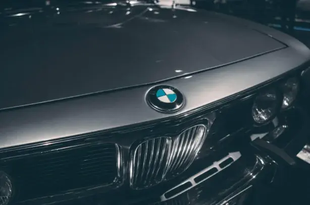Zaawansowane systemy wspomagania kierowcy w nowoczesnych BMW
