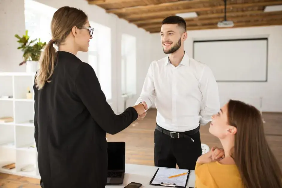 Jak siedzieć na rozmowie o pracę, aby uniknąć wstydu i zyskać pewność