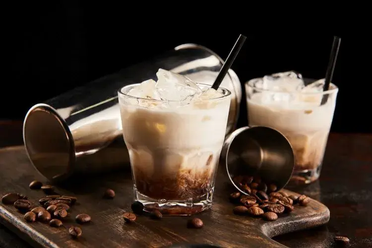 Biały rusek drink - prosty przepis na klasyczny koktajl z historią