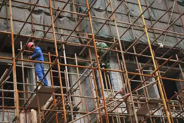 Kto może odebrać rusztowanie? Kluczowe informacje o uprawnieniach
