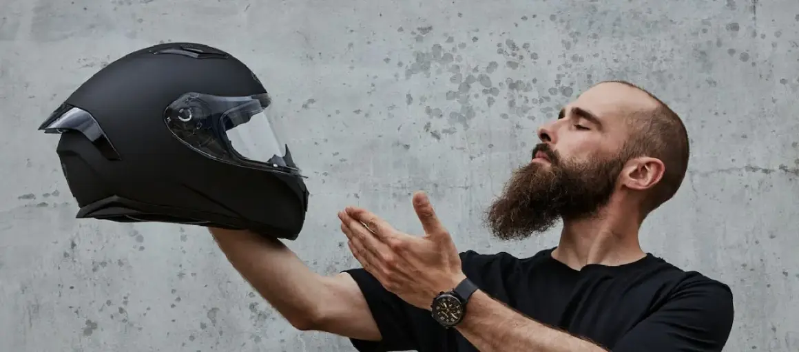 Kask ABS czy poliwęglan - co wybrać dla maksymalnego bezpieczeństwa?