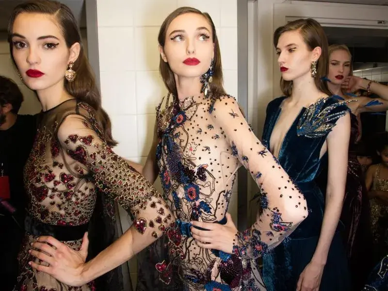 Modne sukienki na sylwestra: trendy, kolory i fasony, które zachwycą