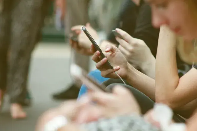 Ile godzin przed telefonem to uzależnienie? Poznaj niebezpieczeństwa!
