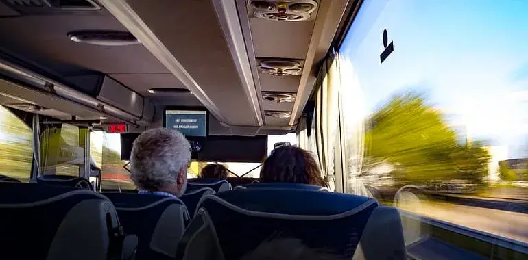 Gdzie najlepiej usiąść w autokarze, aby podróż była komfortowa?