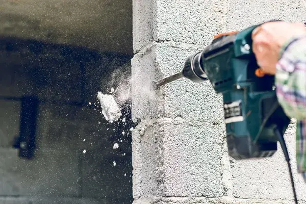 Czym jest udar w wiertarce i jak ułatwia wiercenie w twardych materiałach