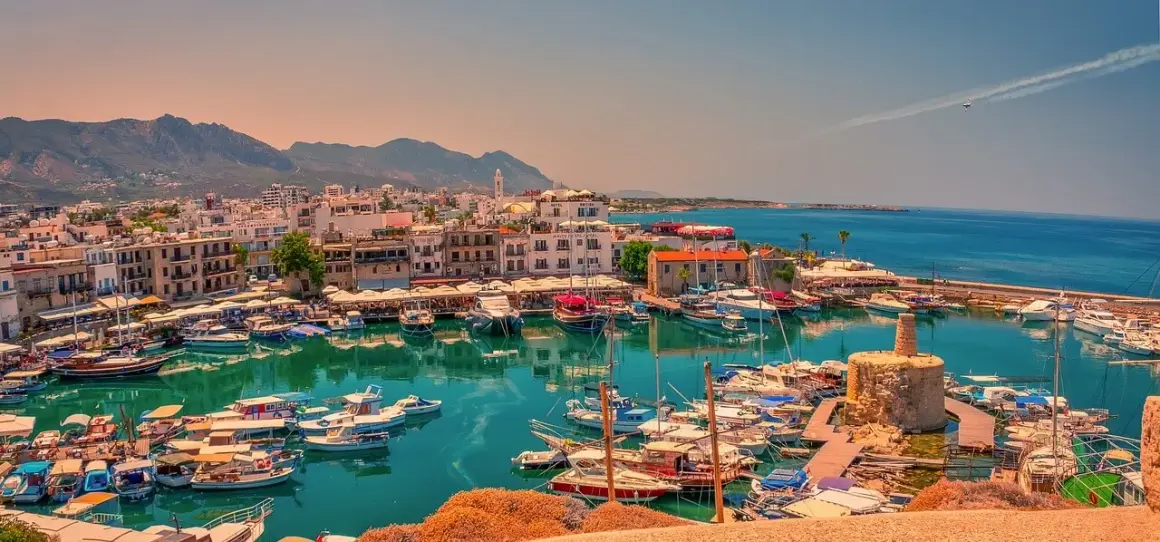 Ile trwa lot na Cypr z Krakowa? Czas lotu do Larnaki i Pafos