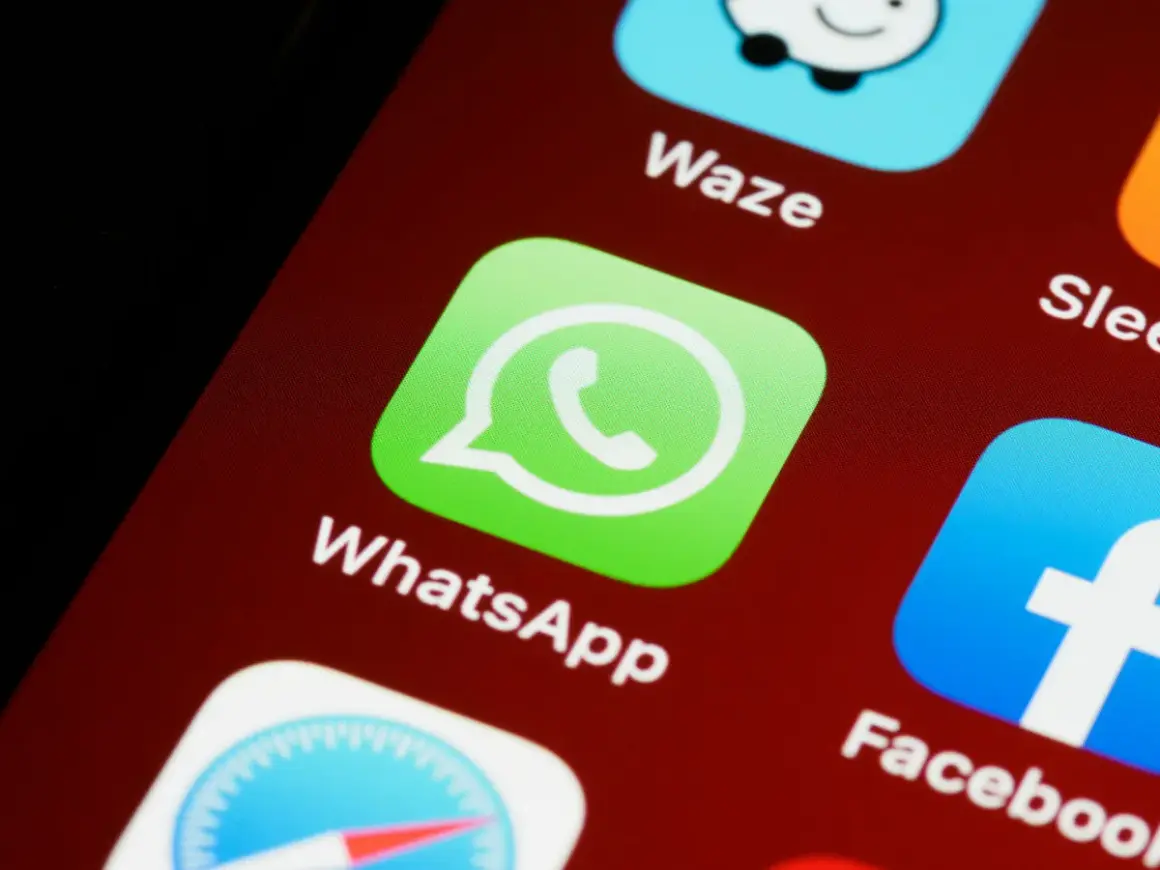 Ikona WhatsApp na ekranie telefonu. Dowiedz się, jak zrobic ankiete na WhatsApp, by zebrać opinie znajomych.