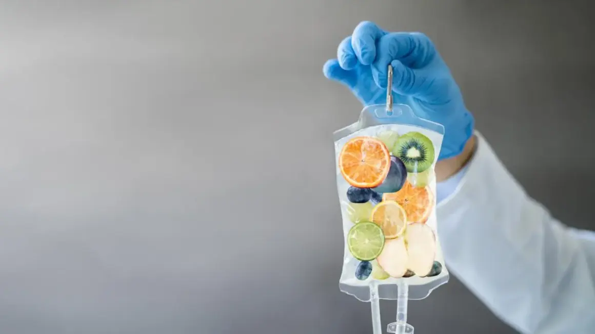 Infusionsbeutel mit Früchten, der an eine Infusion erinnert. Viele positive vitamin c infusion erfahrungen werden damit verbunden.