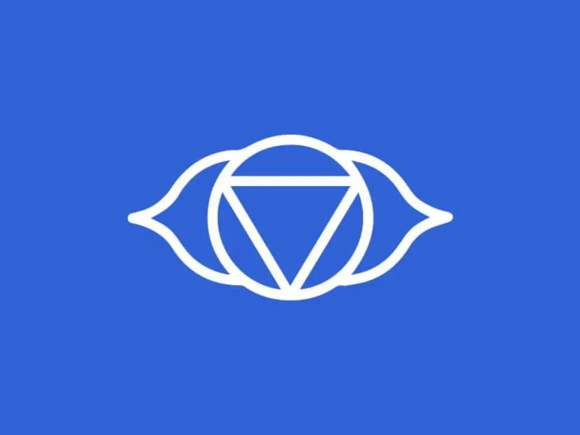 Símbolo blanco del ajna chakra, el tercer ojo, sobre fondo azul.