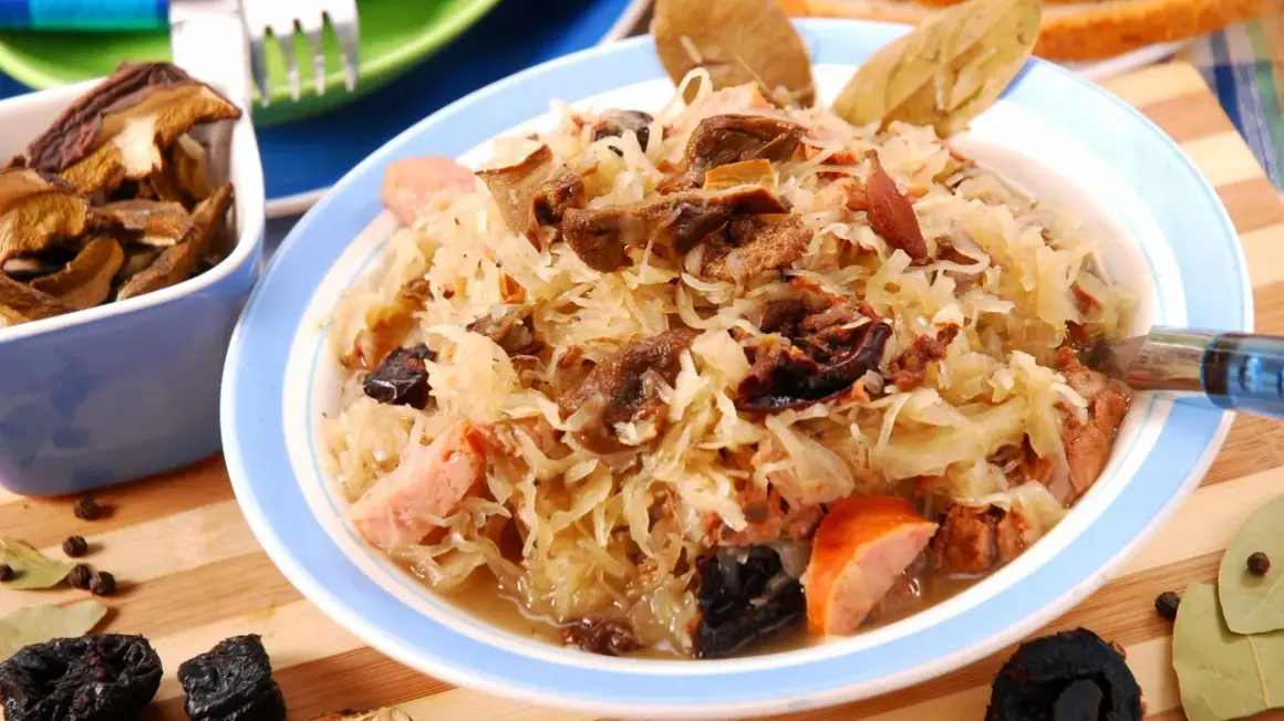 Pyszny bigos z kapusty kiszonej, grzybów i różnych rodzajów mięsa, idealny na zimowe wieczory. Jakie mięso do bigosu? To sekret smaku!