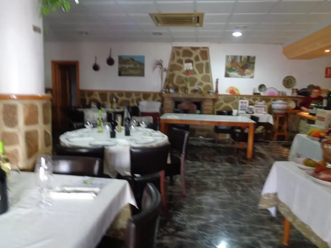 Mesas puestas en un acogedor restaurante, ideal para saber donde comer en Lucainena de las Torres.