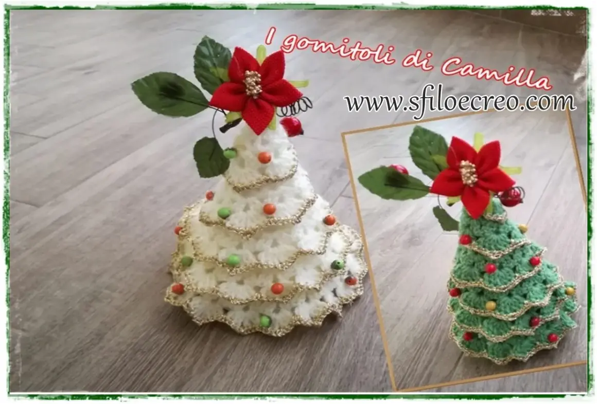 Schema albero di natale uncinetto: due alberelli decorati con palline colorate e una stella rossa in cima.
