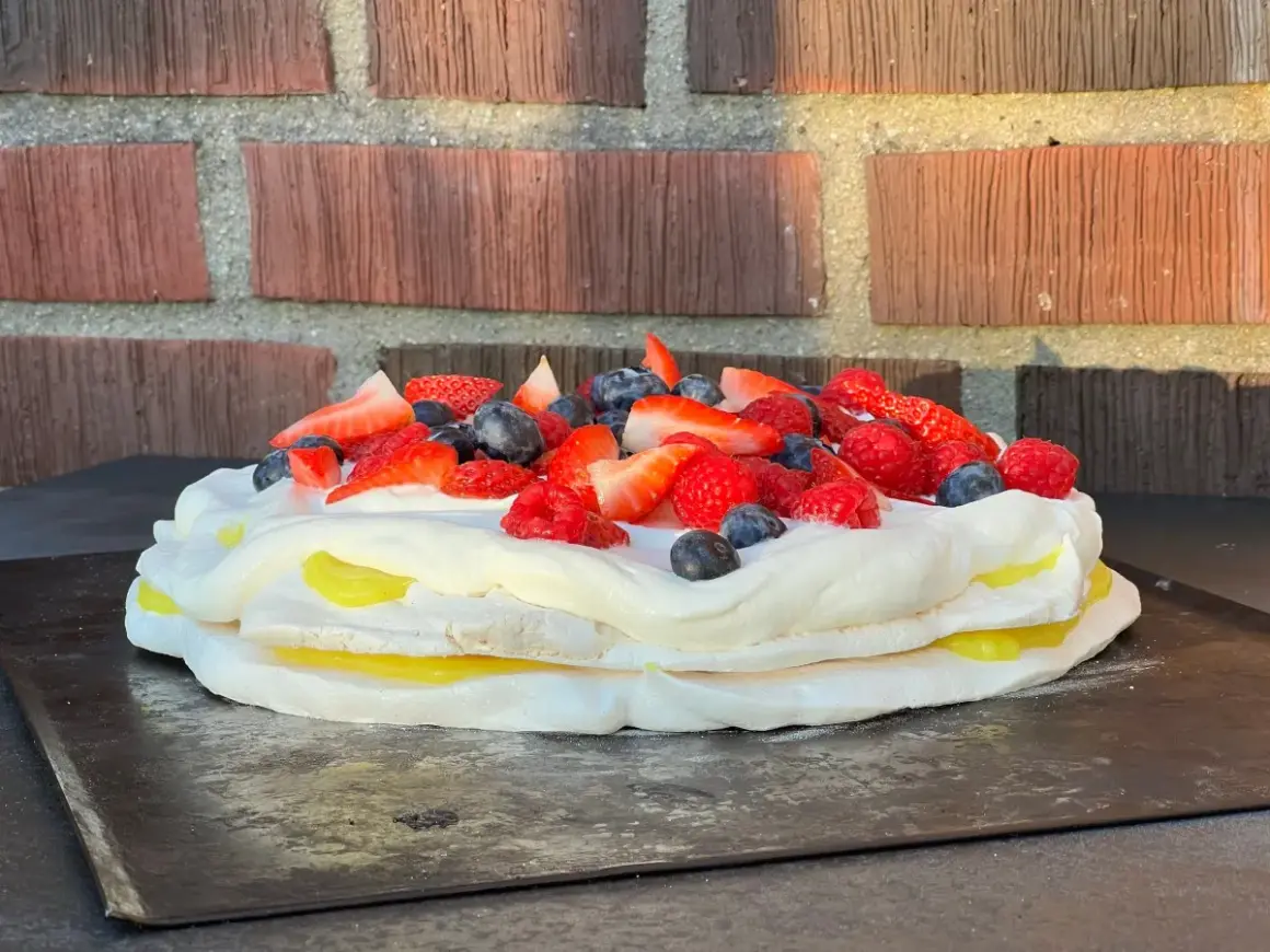 En vacker pavlova med lemoncurd och färska bär. Perfekt för sommaren!