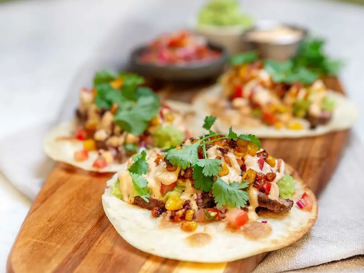 Lyxiga tacos med kött, majs, tomat, avokado och koriander. Ett perfekt lyxigt tacos recept för helgen.