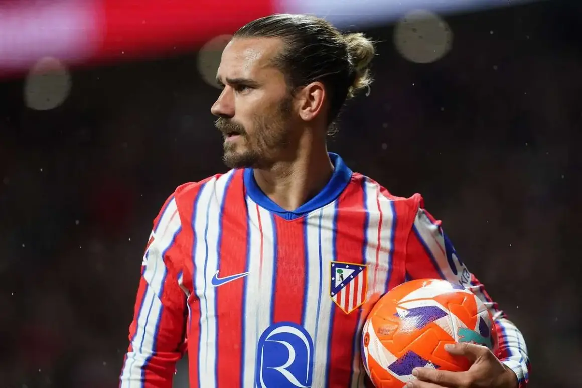 Antoine Griezmann w koszulce Atletico Madryt trzyma piłkę.