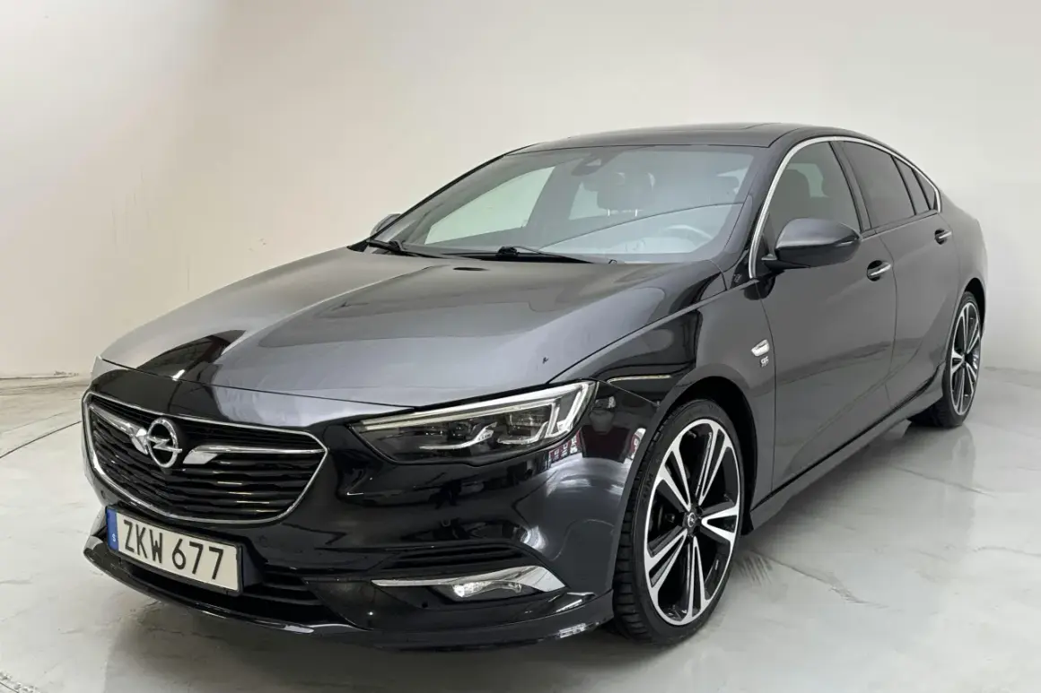 Svart Opel Insignia, redo för en begtest. Denna eleganta sedan har en sportig design och moderna linjer.