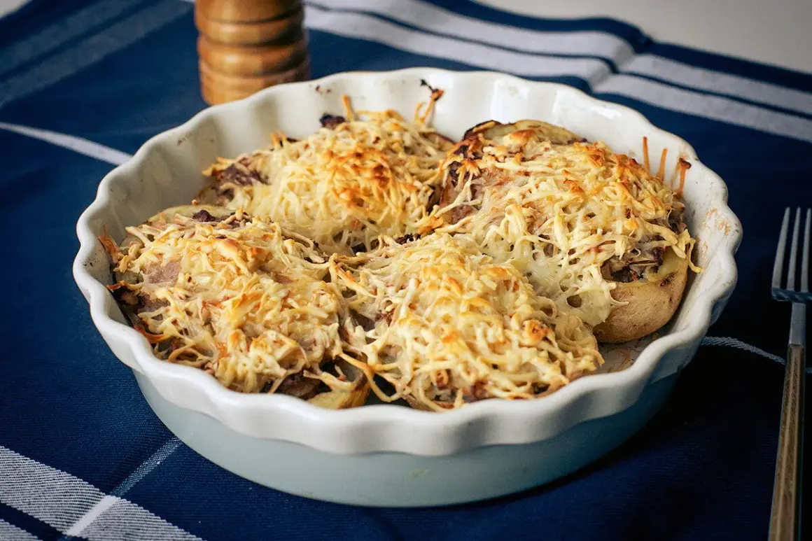 Patatas rellenas de carne de la abuela, gratinadas con queso dorado y crujiente, listas para disfrutar.