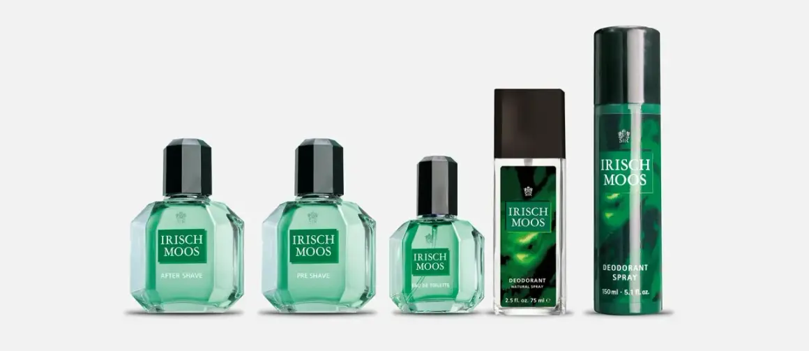 Vier Produkte der Serie "Irisch Moos", inspiriert von Chondrus crispus, in grünen Glasflaschen und einem Spray.