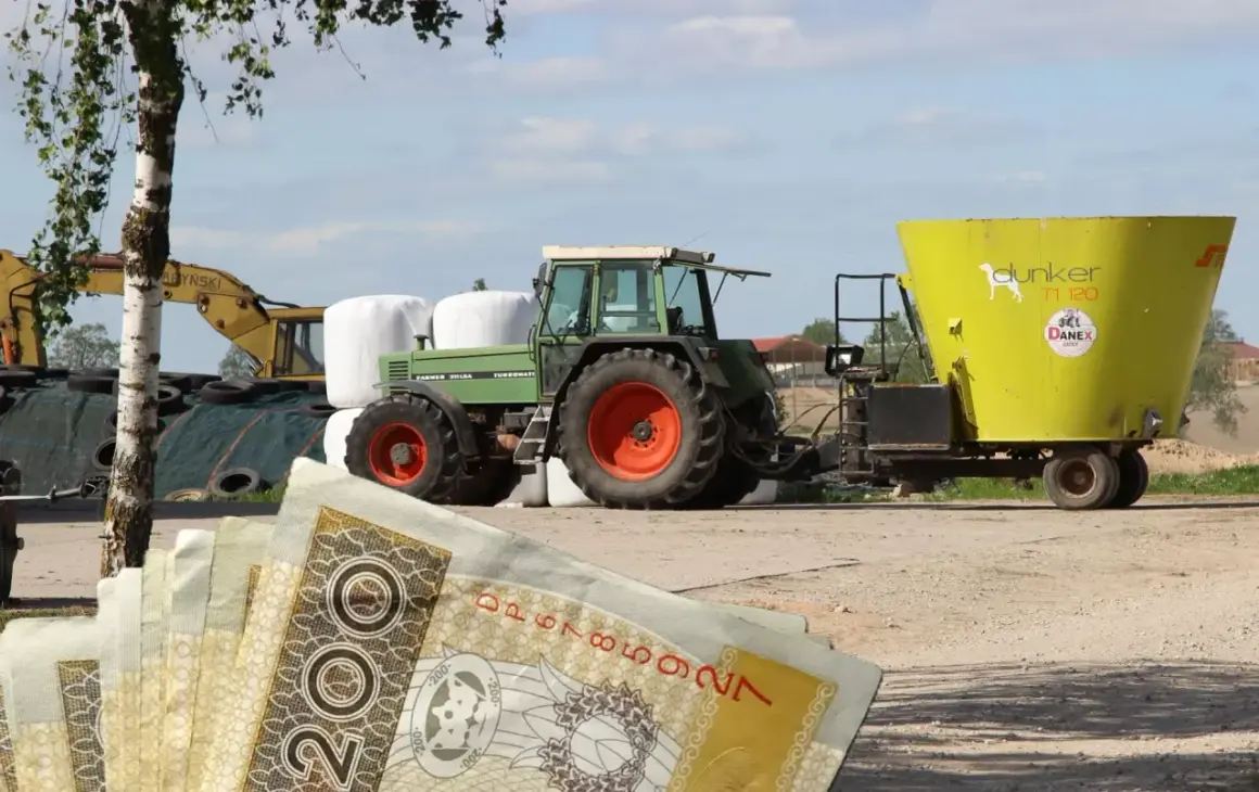 Zielony traktor z przyczepą paszową na tle pola i sterty bel. W tle koparka. Na pierwszym planie polskie banknoty 200 zł. Eudr co to? Inwestycja w rolnictwo.