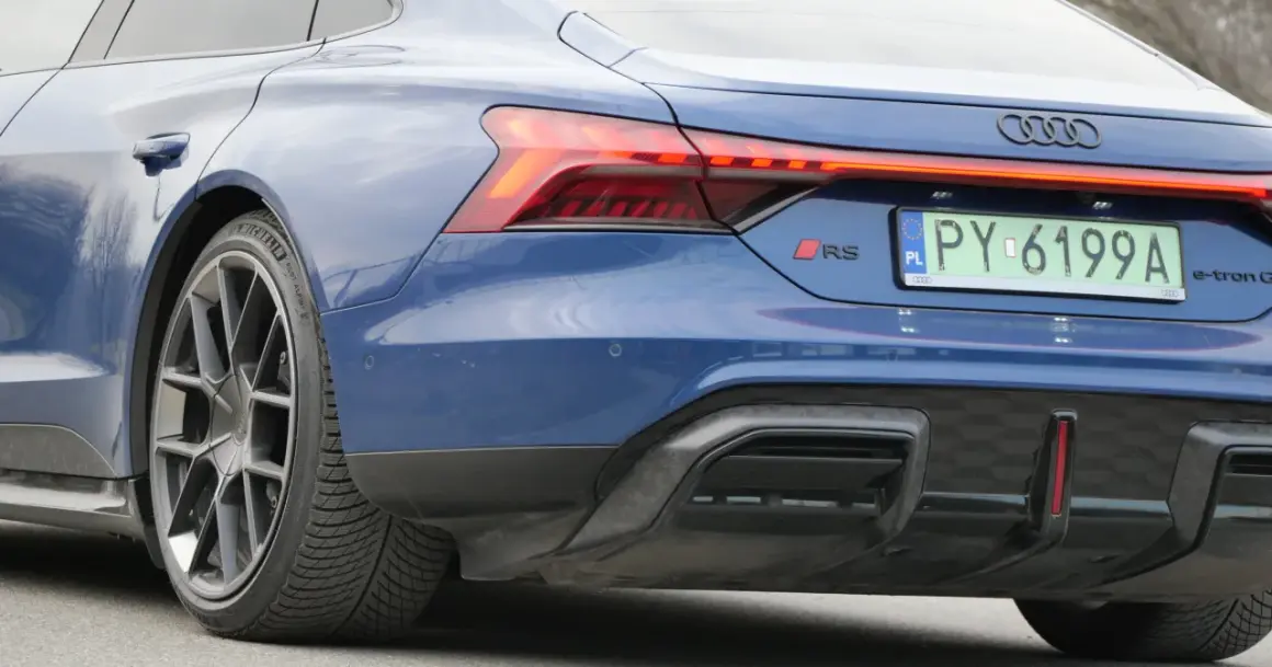 Niebieskie Audi RS e-tron GT z tablicą rejestracyjną PY-6199A, spełniające normę Euro 7, prezentuje sportowy tył z charakterystycznymi światłami i dyfuzorem.
