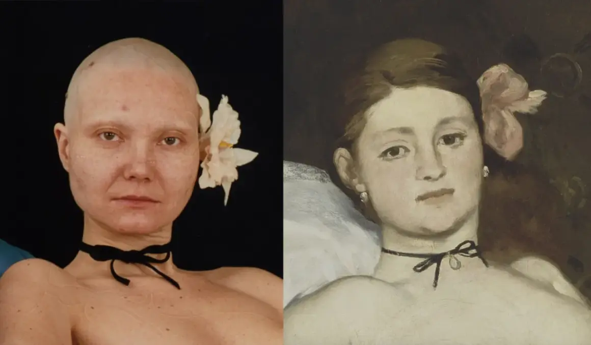 Katarzyna Kozyra w "Olimpii" odtwarza słynny obraz Maneta, ukazując kobiece ciało z bliznami i kwiatem we włosach.