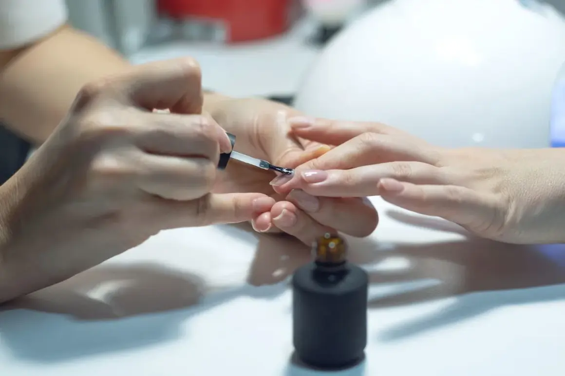 Aplikacja primera bezkwasowego na paznokieć. Jak używać, by uzyskać trwały manicure.