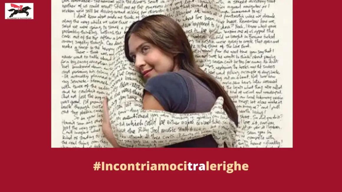 Un abbraccio avvolge una donna, il tessuto è ricoperto di testo. "Amici miei testo" è un invito a connettersi tra le righe.