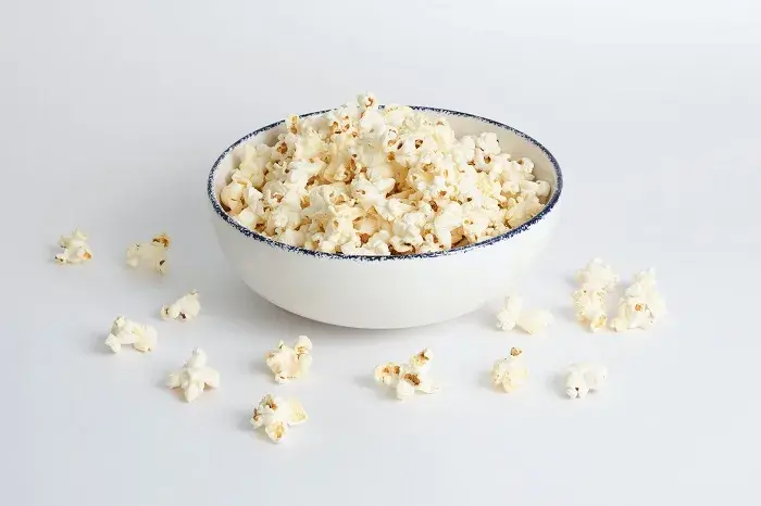 Popcorn dla kota: Czy jest bezpieczny? Ryzyka i co robić