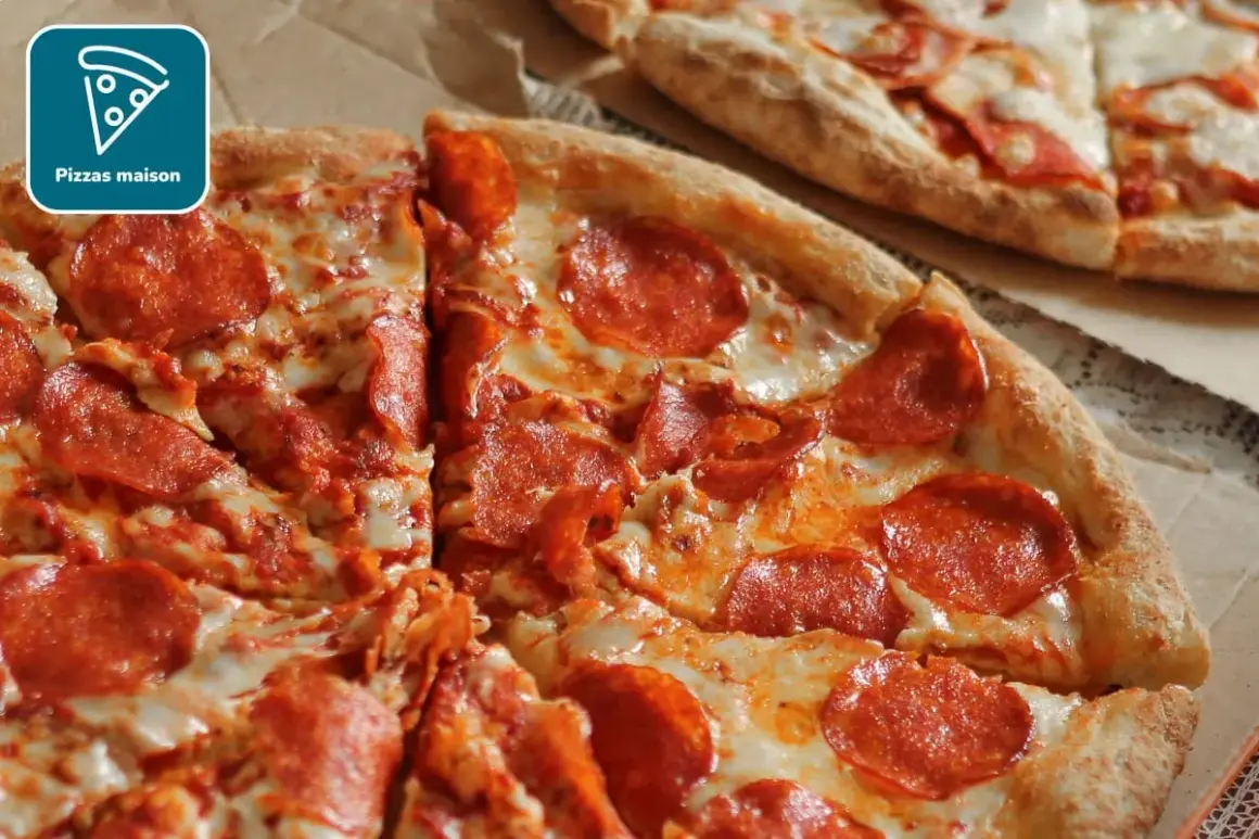 Deux pizzas au pepperoni, une avec une pâte à pizza croustillante bien dorée, garnie de fromage fondant et de rondelles de pepperoni.