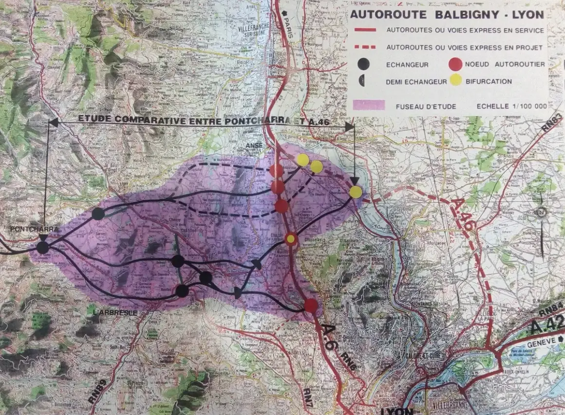 Carte d'étude comparative d'autoroutes entre Pontcharra et Lyon, avec fuseau d'étude et échangeurs. Échelle 1/100 000.