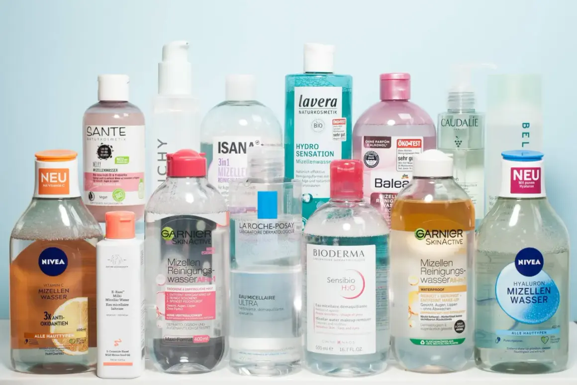 Eine Auswahl an Mizellenwasser-Produkten, die zeigen, was Mizellenwasser ist: ein sanfter Make-up-Entferner.