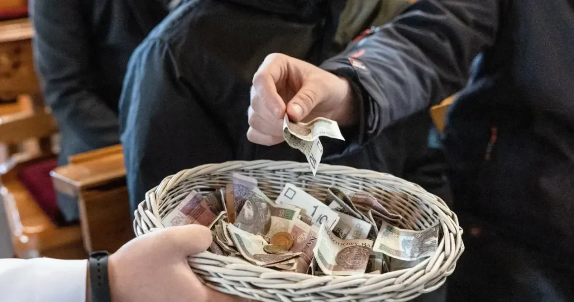 Ile zarabia organista w kościele? Zaskakujące fakty o wynagrodzeniu